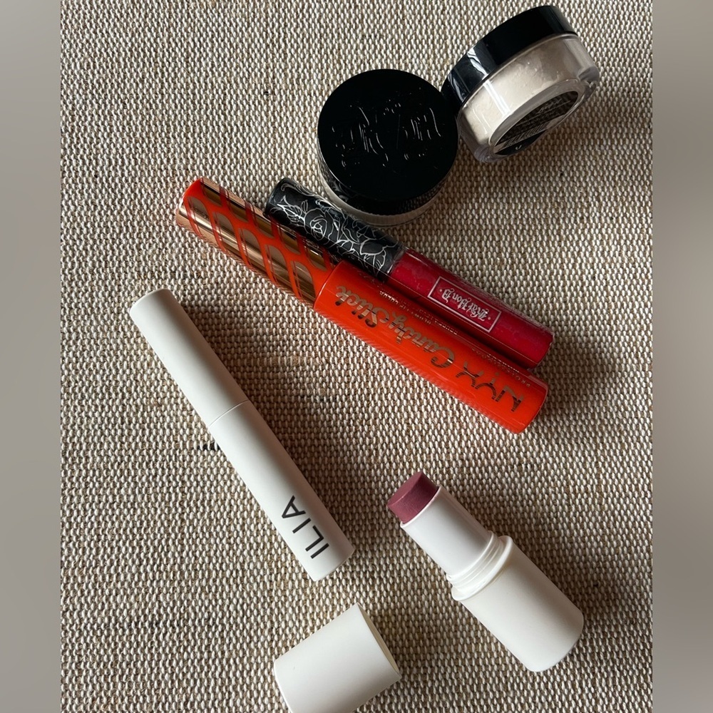 Gift set featuring 6 full-size and travel-size skincare products
